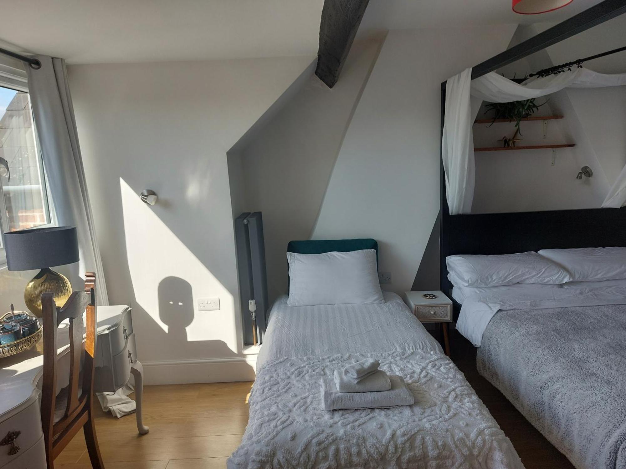 Bed and Breakfast Pilgrims Of The Goddess Glastonbury Esterno foto