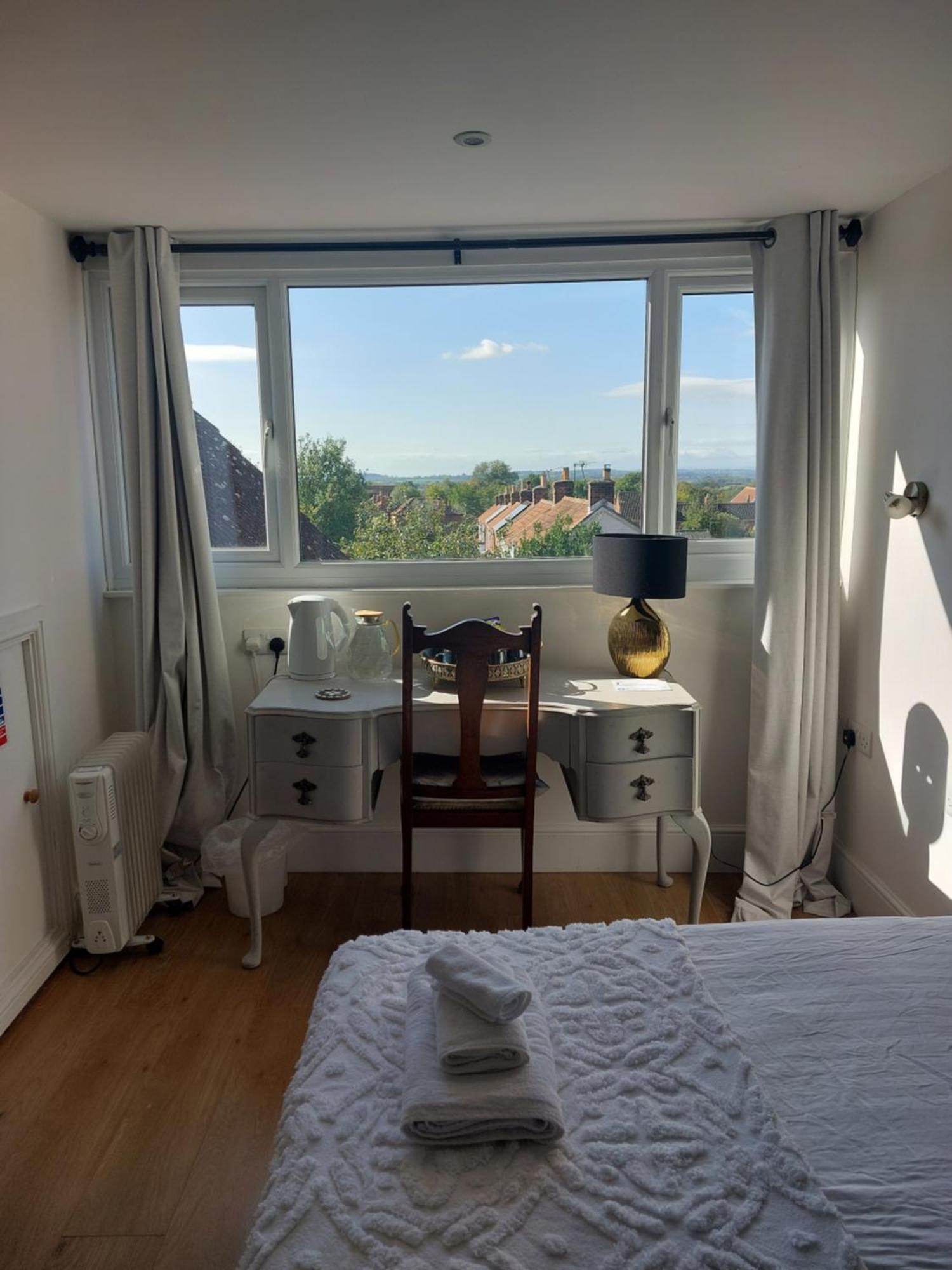 Bed and Breakfast Pilgrims Of The Goddess Glastonbury Esterno foto